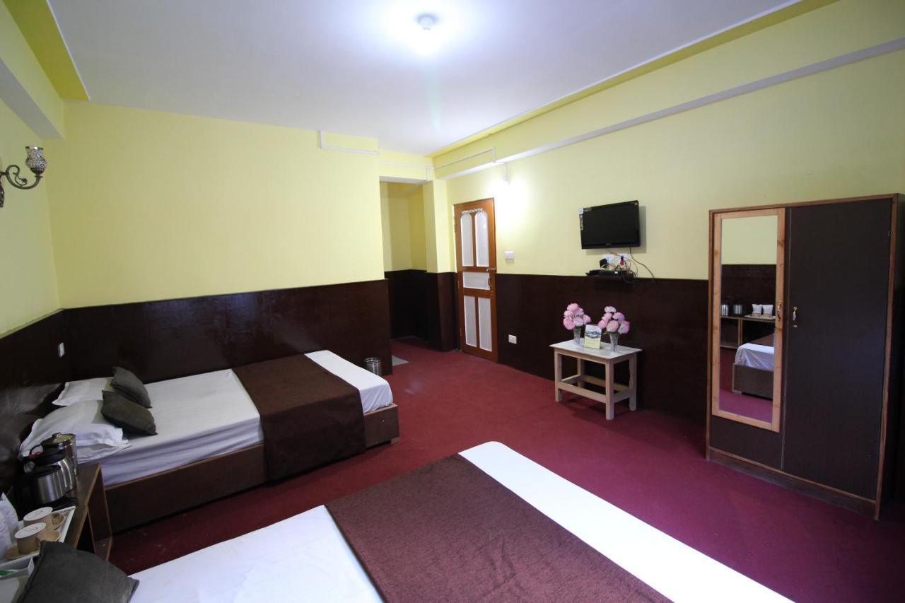 ดีไลท์ รอยัล ลาเชน Hotel ภายนอก รูปภาพ