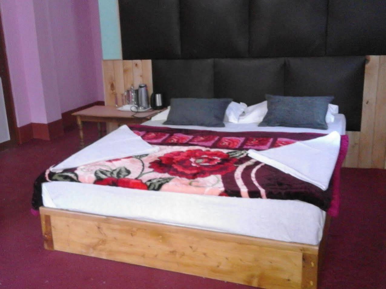 ดีไลท์ รอยัล ลาเชน Hotel ภายนอก รูปภาพ